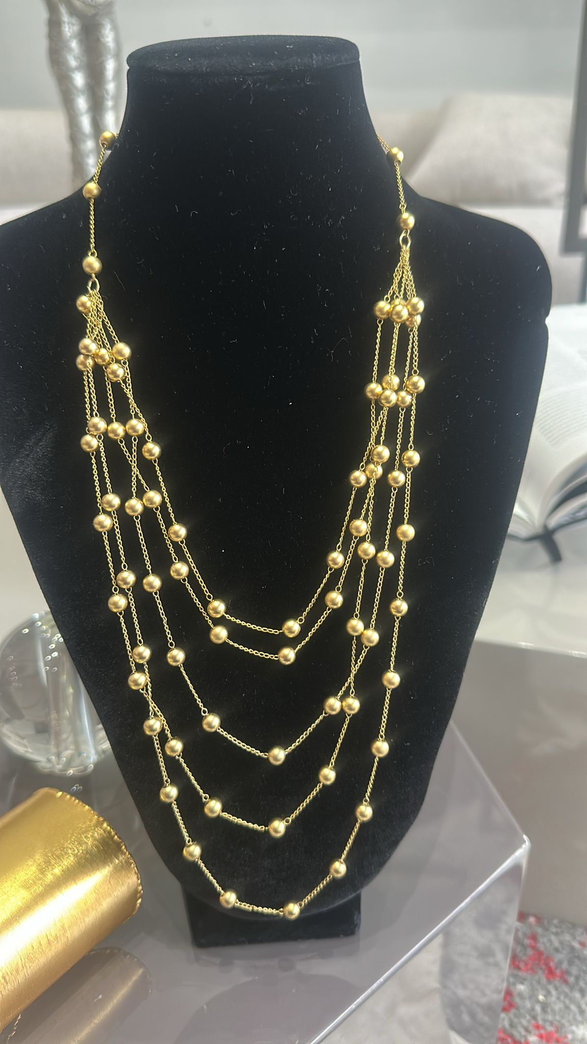 Collar entre esferas y cadenas