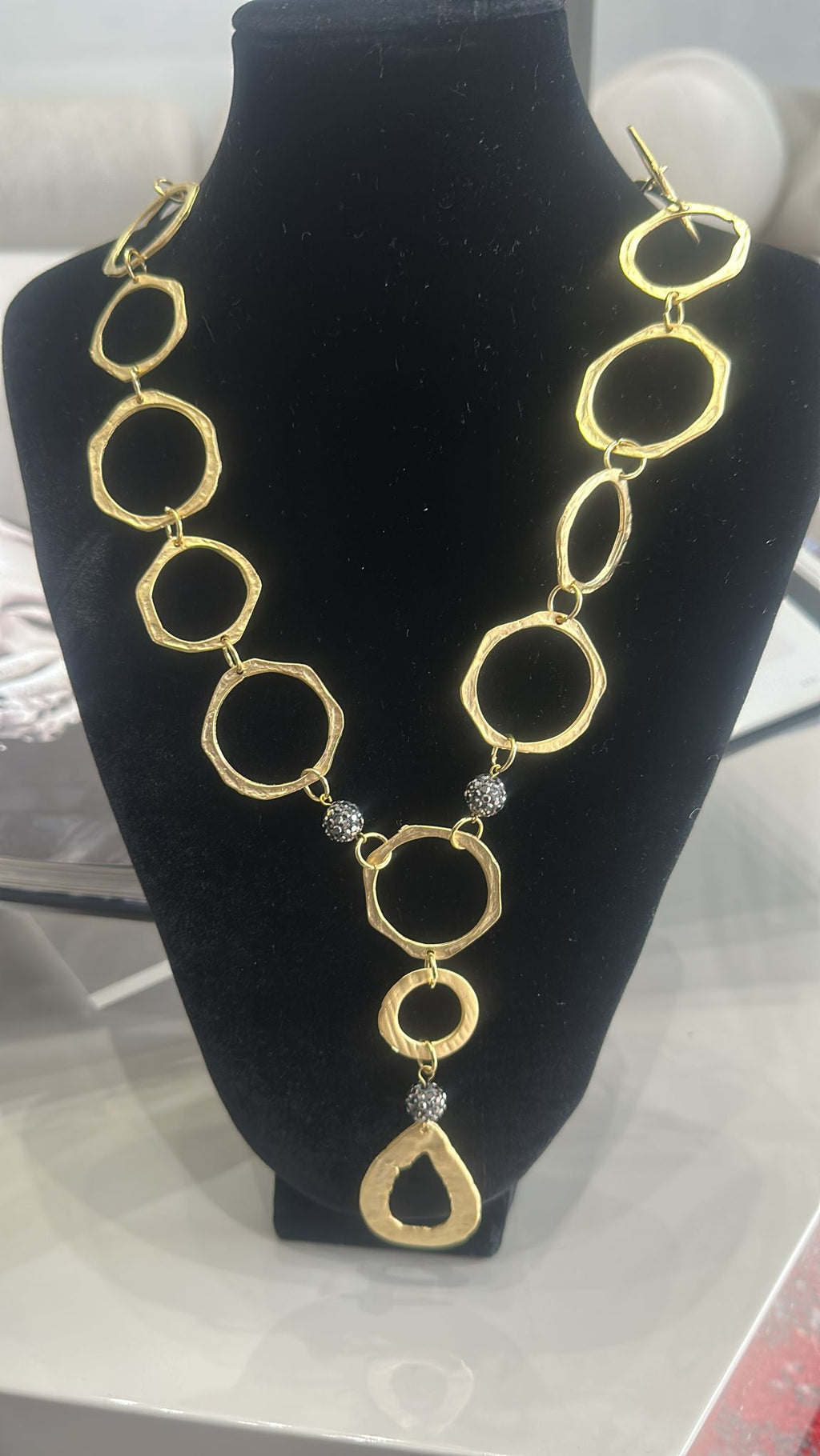 Collar geométrico dorado