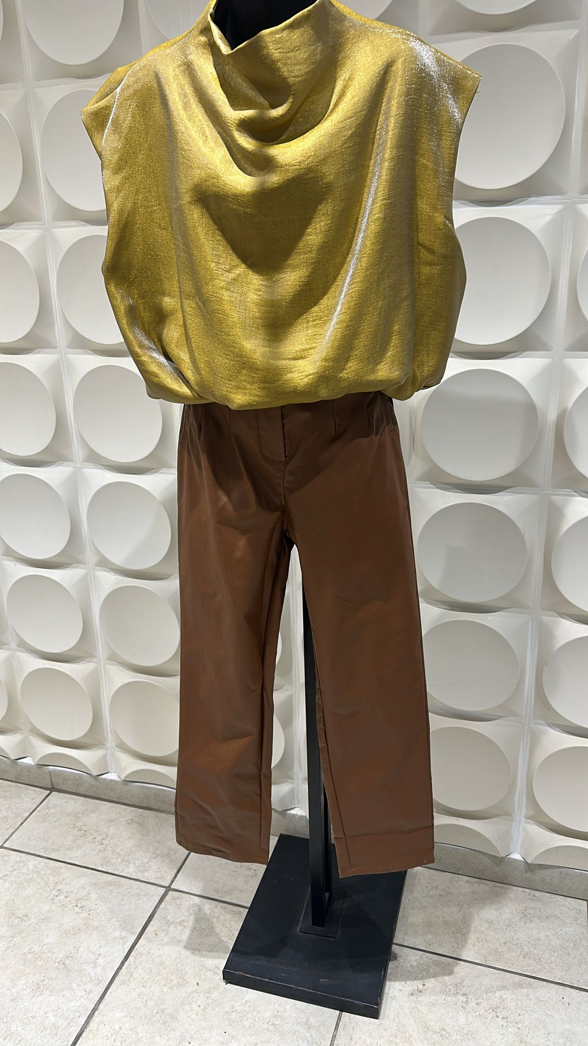 Pantalón marrón de corte recto – Cacao Urbano
