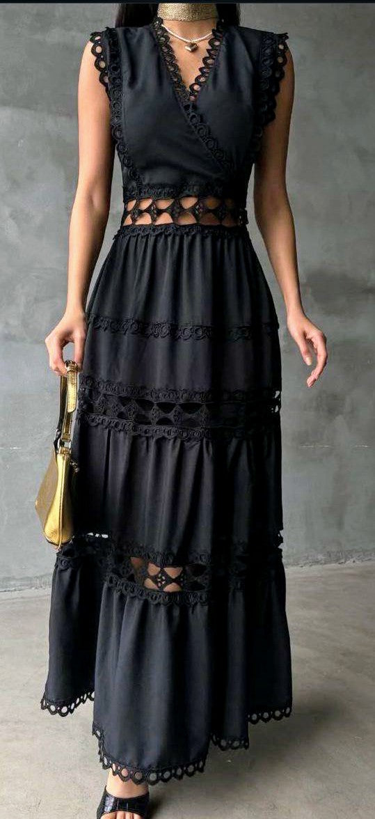 Traje negro tipo Boho con aplicaciones de encaje