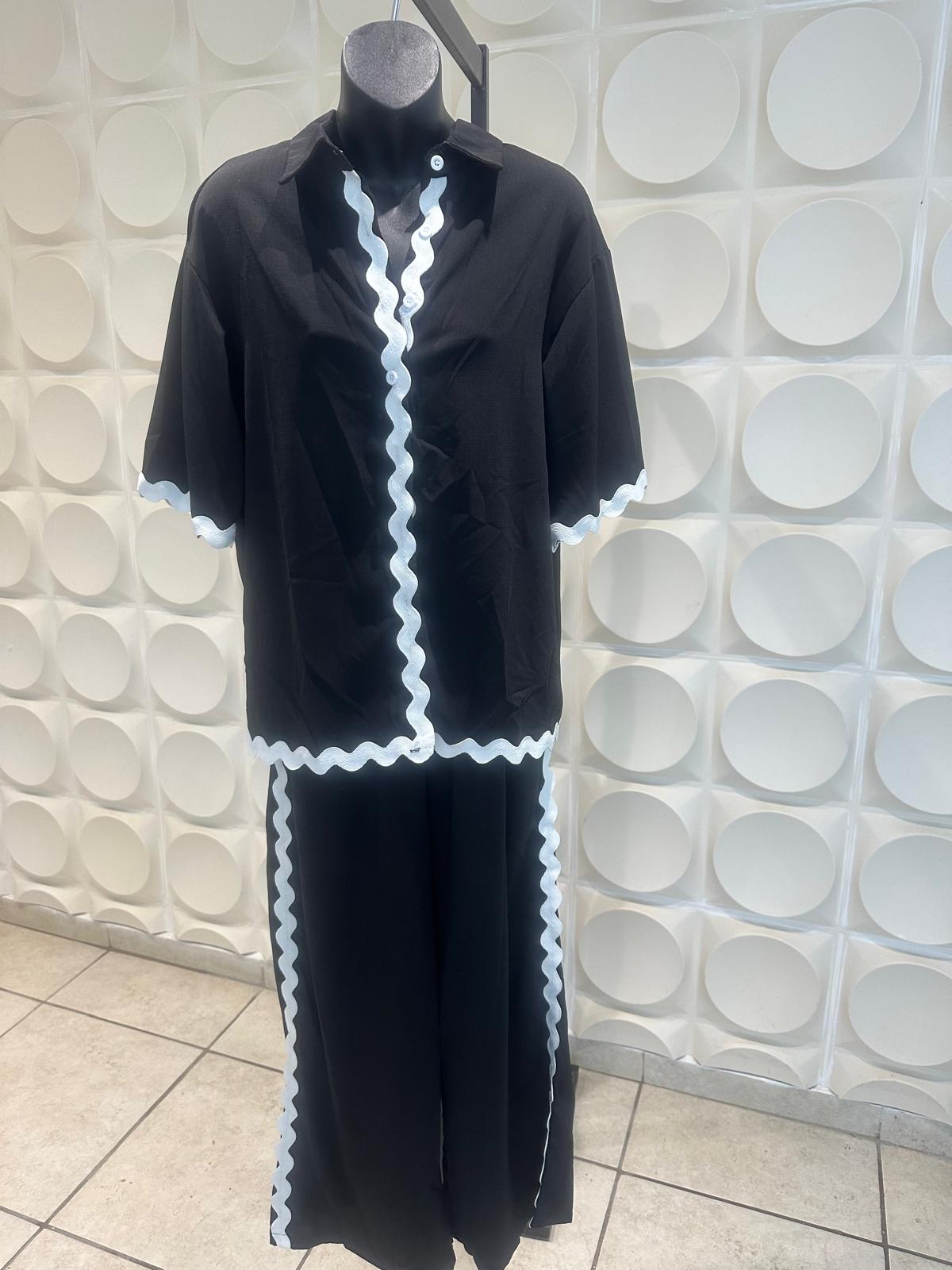 Conjunto de Blusa y Pantalón color negro con elegante cinta blanca en combinación