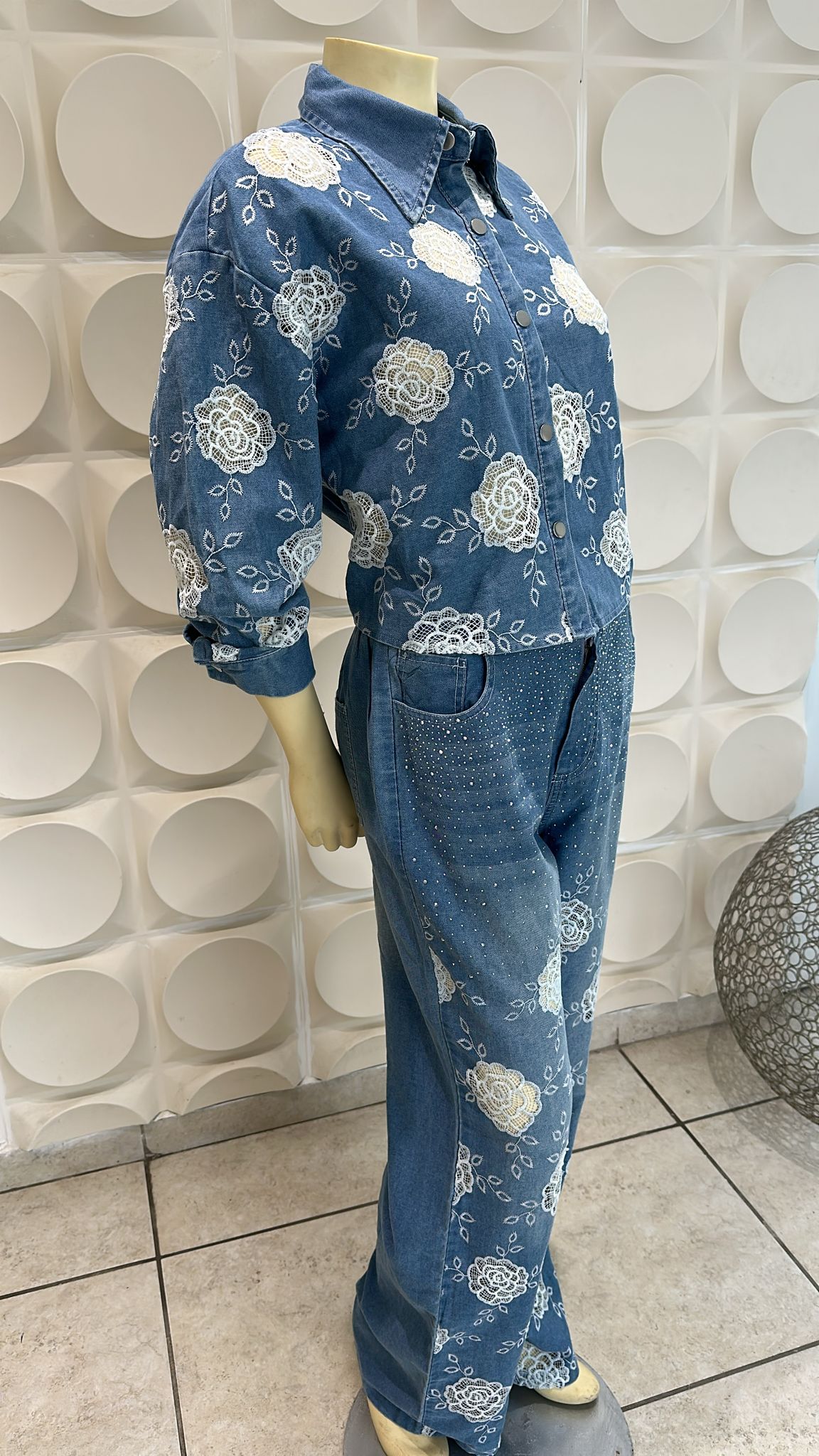 Romántica en denim bordado