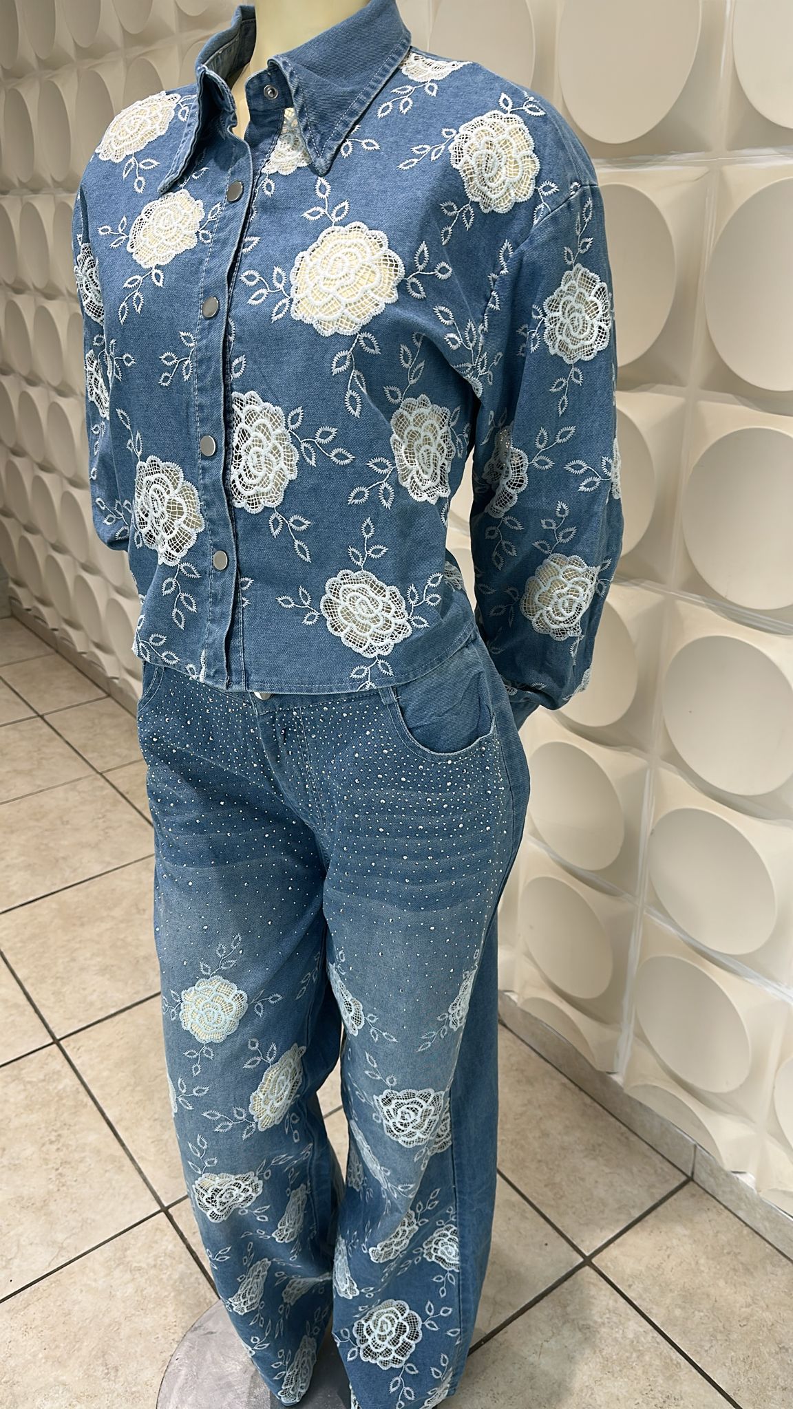 Romántica en denim bordado